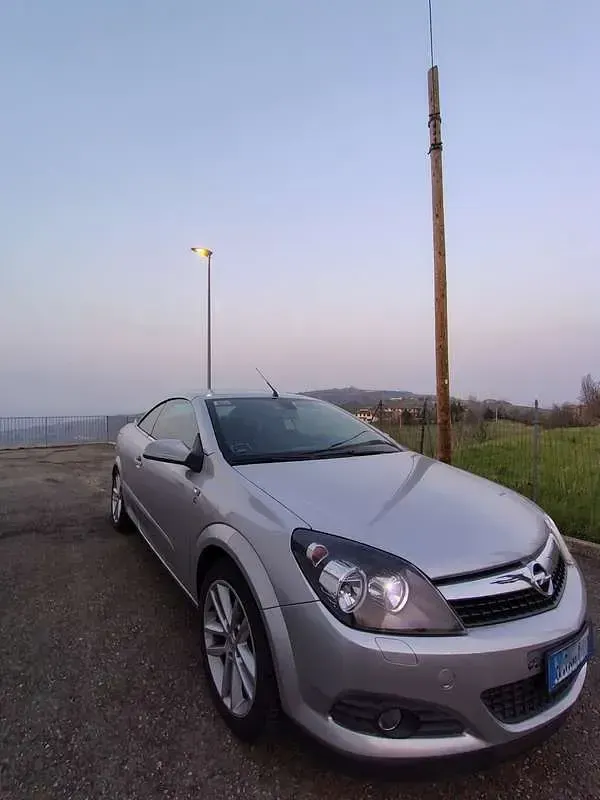 Usata Opel Astra Cosmo 105 CV (77 kW) 2006 Grigio Cabrio