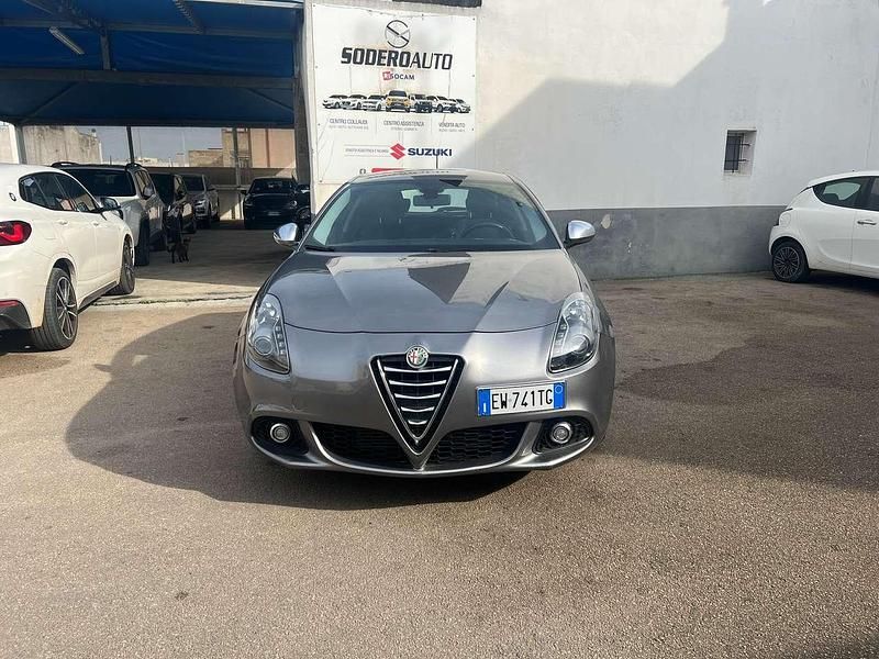Grigio Usata 2014 Alfa Romeo Giulietta Distinctive Tre volumi | 9000 € (Buon prezzo) - Immagine 1/4