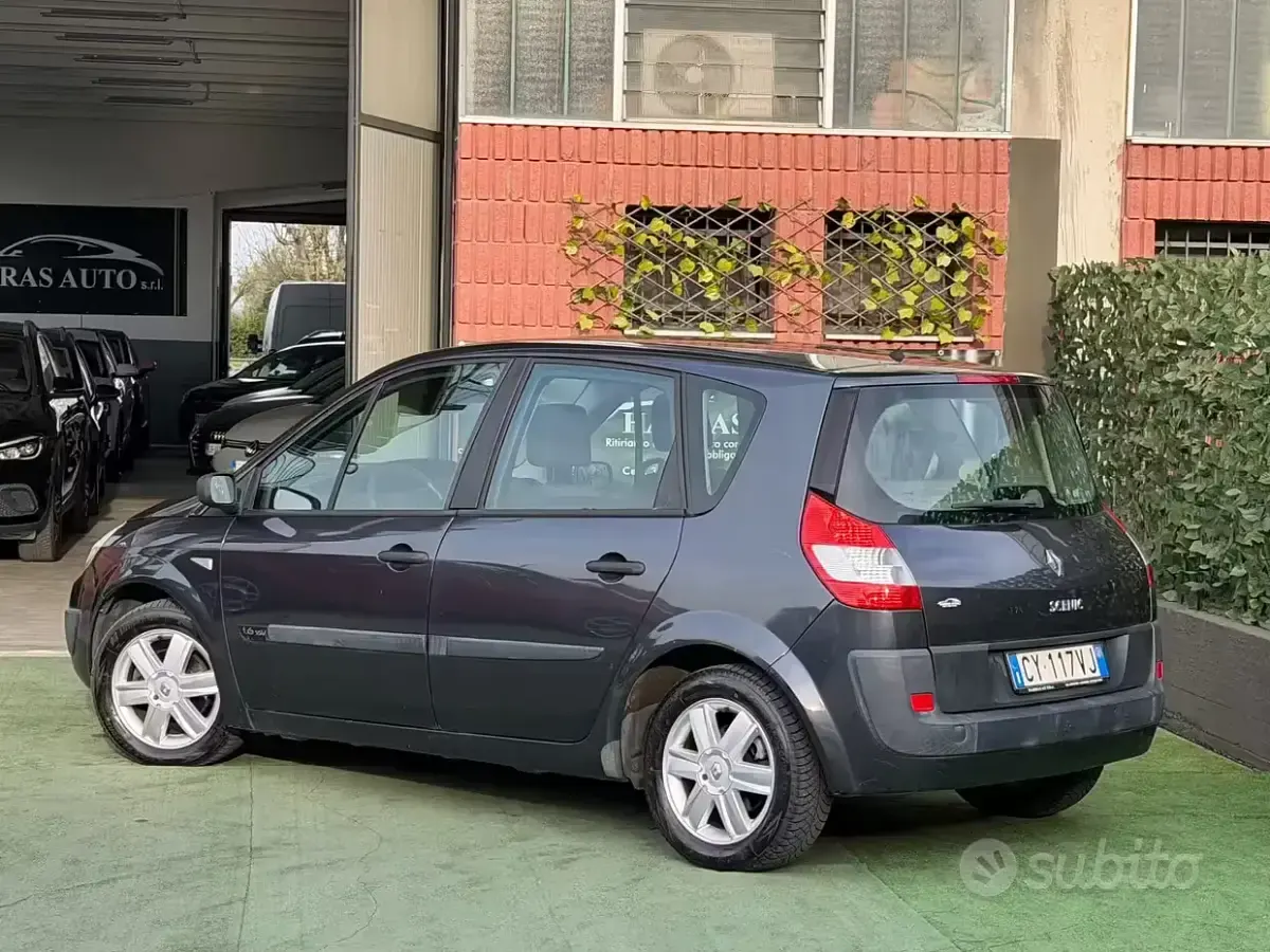 Usata Renault Grand Scénic II Exception 111 CV (81 kW) 2005 Grigio Monovolume