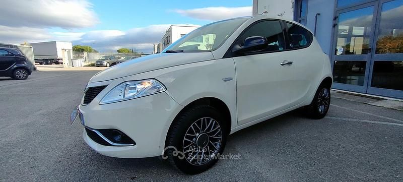 Usata Lancia Ypsilon 84 CV (61 kW) 2016 Beige Utilitaria