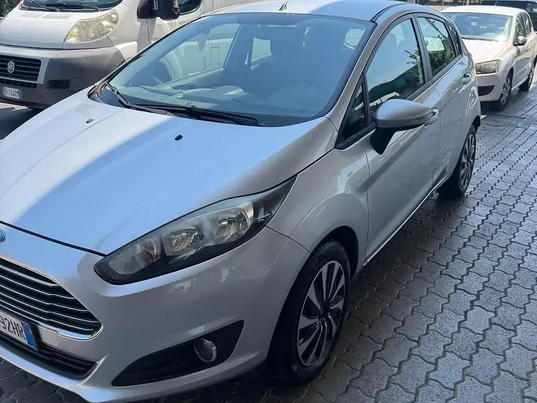 Usata Ford Fiesta 80 CV (58 kW) 2013 Grigio Berlina