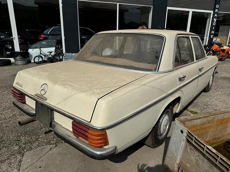 Usata Mercedes 200 95 CV (69 kW) 1972 Beige Berlina