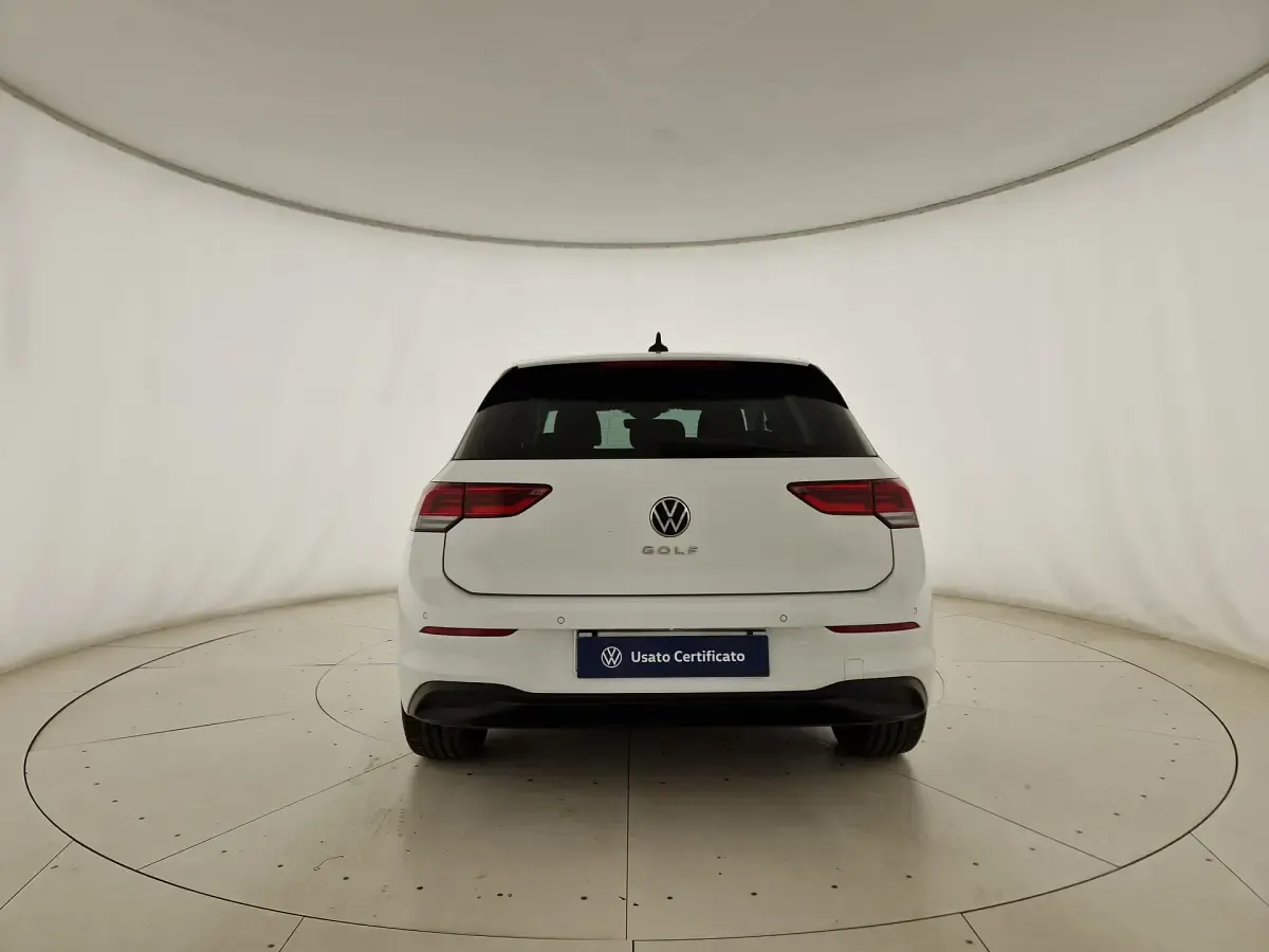 Usata VW Golf VIII Life 110 CV (80 kW) 2023 Pure white Berlina