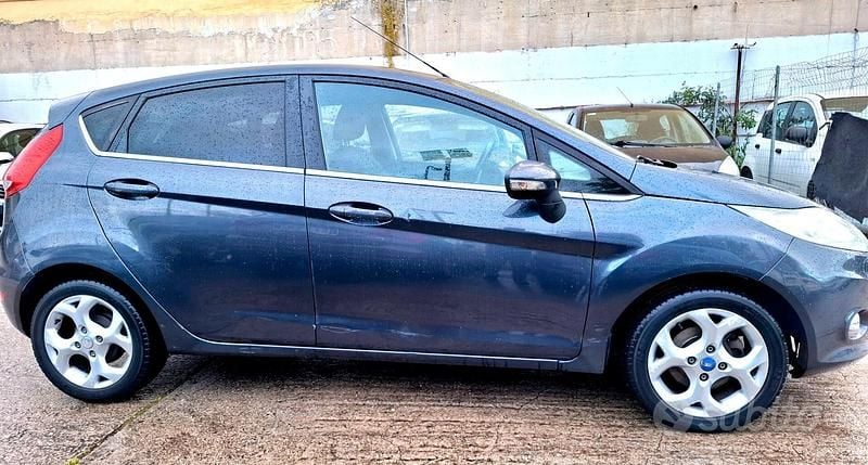 Usata Ford Fiesta 82 CV (60 kW) 2009 Grigio Utilitaria