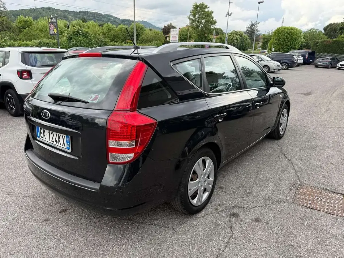 Begagnad Kia Ceed LX 90 HK (66 kW) 2011 Svart Halvkombi
