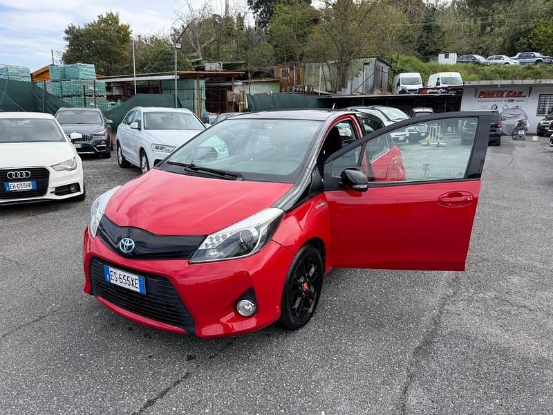 Usata Toyota Yaris Hybrid Lounge 74 CV (54 kW) 2013 Rosso Berlina