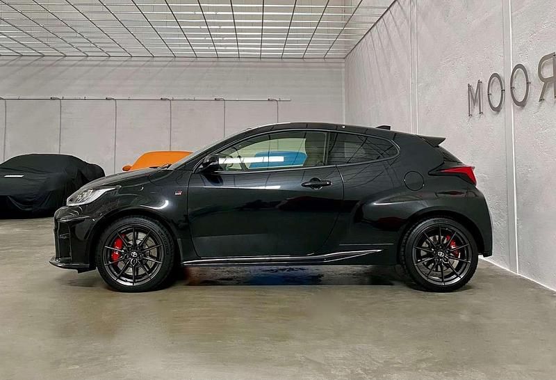 Begagnad Toyota Yaris 261 HK (191 kW) 2021 Svart Halvkombi