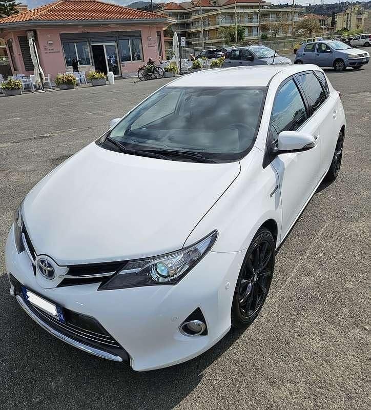 Usata Toyota Auris Hybrid Business Edition 99 CV (72 kW) 2015 Bianco Berlina