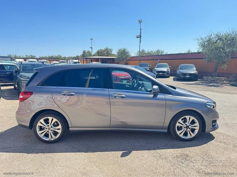 Usata Mercedes B180 Premium 116 CV (85 kW) 2018 Gray Monovolume