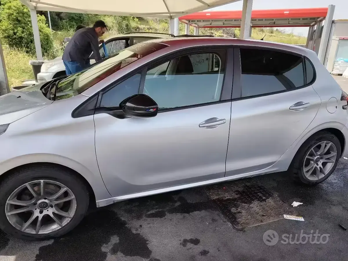Usata Peugeot 208 68 CV (50 kW) 2012 Grigio Utilitaria