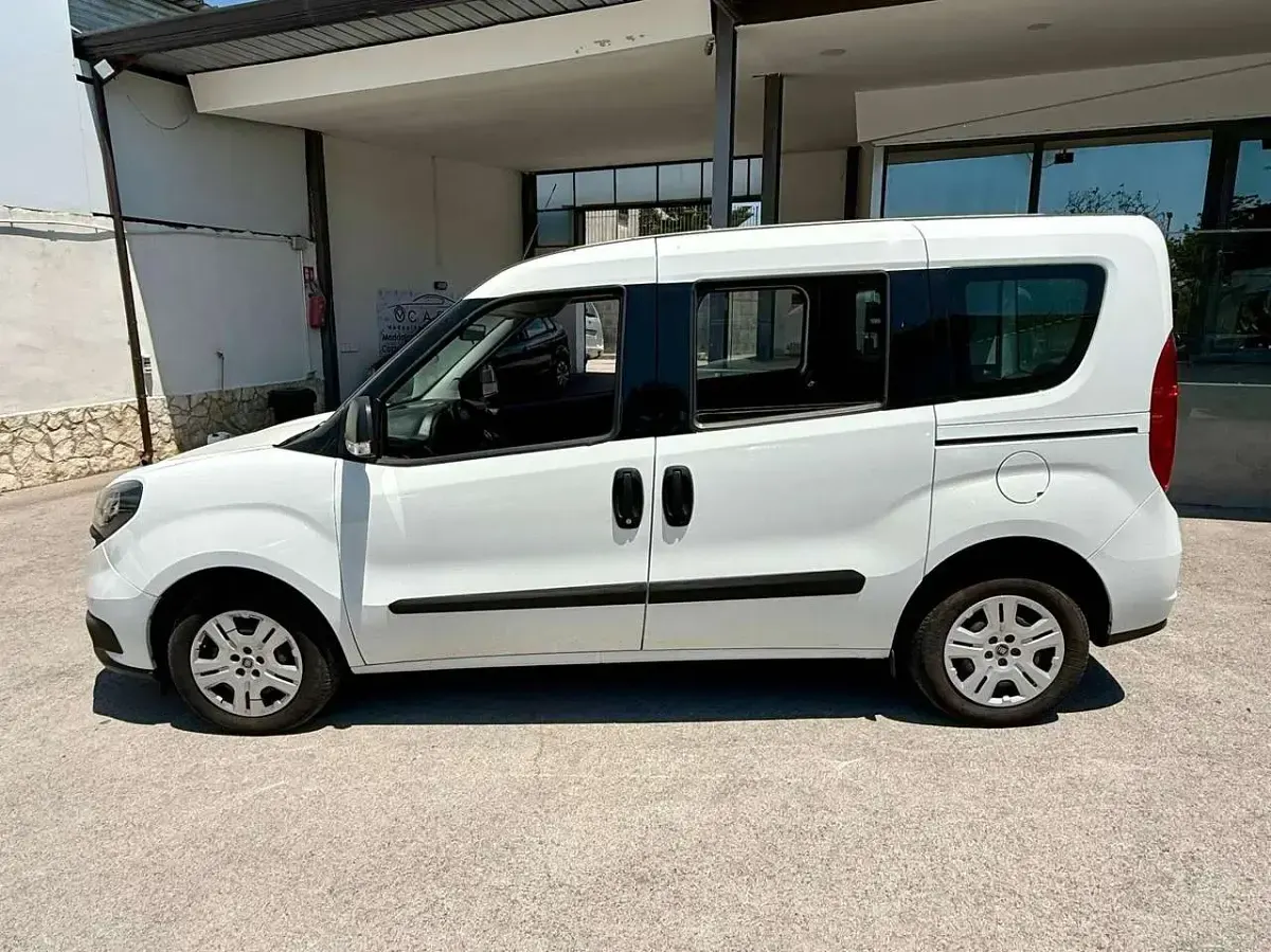Usata Fiat Doblò Lounge 105 CV (77 kW) 2022 Bianco Monovolume