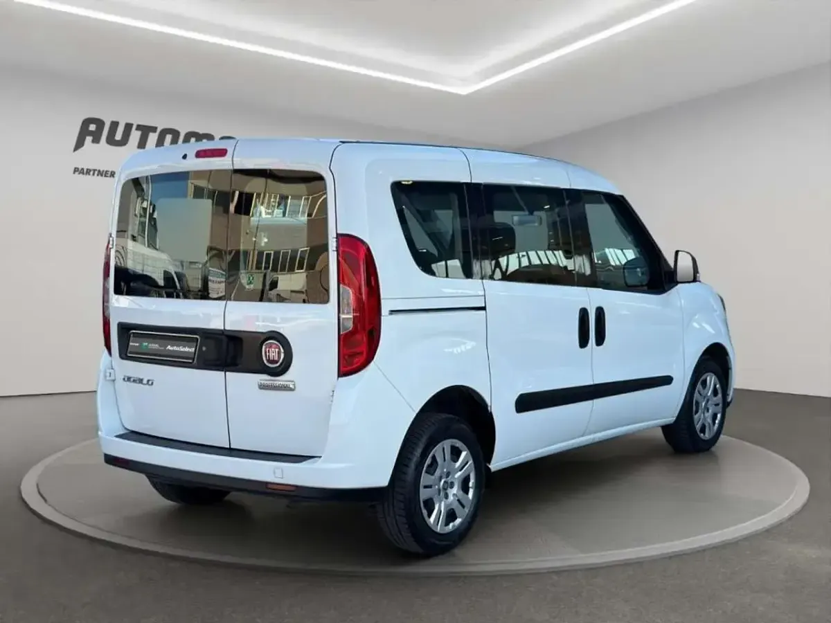 Usata Fiat Doblò 90 CV (66 kW) 2021 Bianco Monovolume