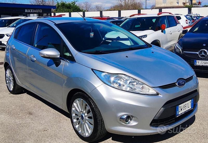 Usata Ford Fiesta Titanium 90 CV (66 kW) 2009 Grigio Utilitaria