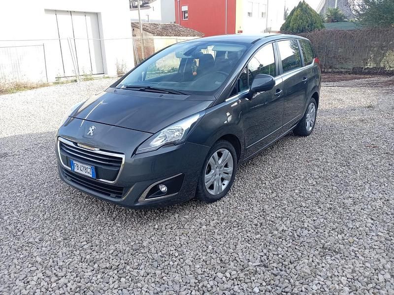 Usata 2015 Peugeot 5008 Monovolume | 5800 € (Cara) - Immagine 1/4