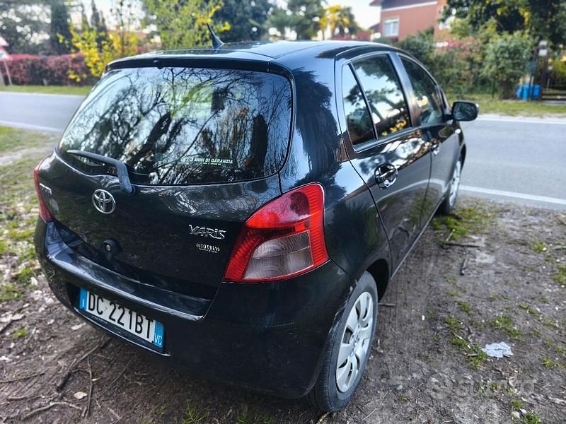 Usata Toyota Yaris 69 CV (50 kW) 2006 Nero Utilitaria