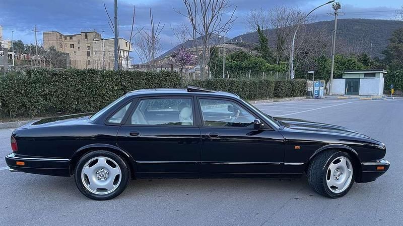 Usata Jaguar XJR 325 CV (239 kW) 1996 Nero Berlina