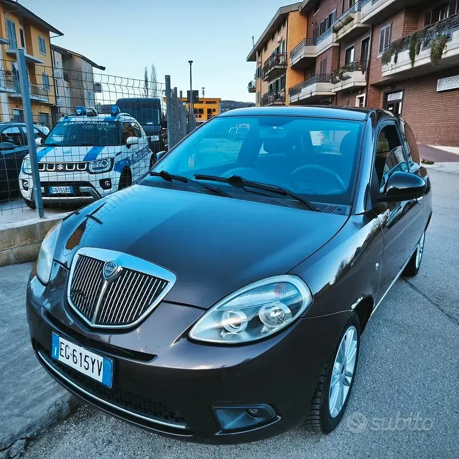 Usata Lancia Ypsilon 69 CV (50 kW) 2012 Marrone Utilitaria
