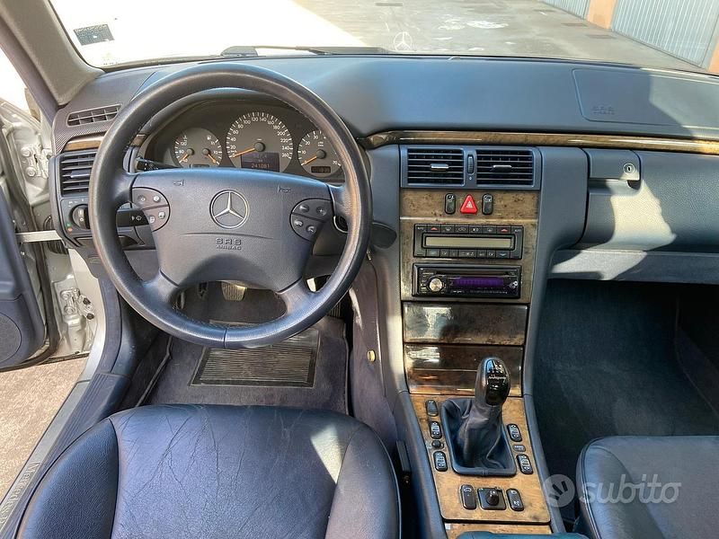 Usata Mercedes E240 Avantgarde 170 CV (125 kW) 2001 Grigio Berlina