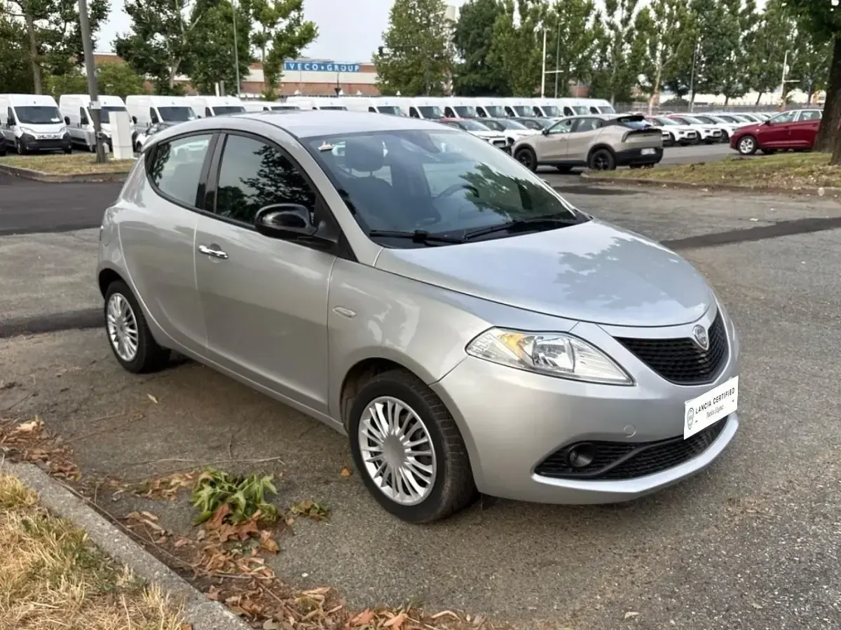 Usata Lancia Ypsilon Gold 69 CV (50 kW) 2019 Grigio Utilitaria