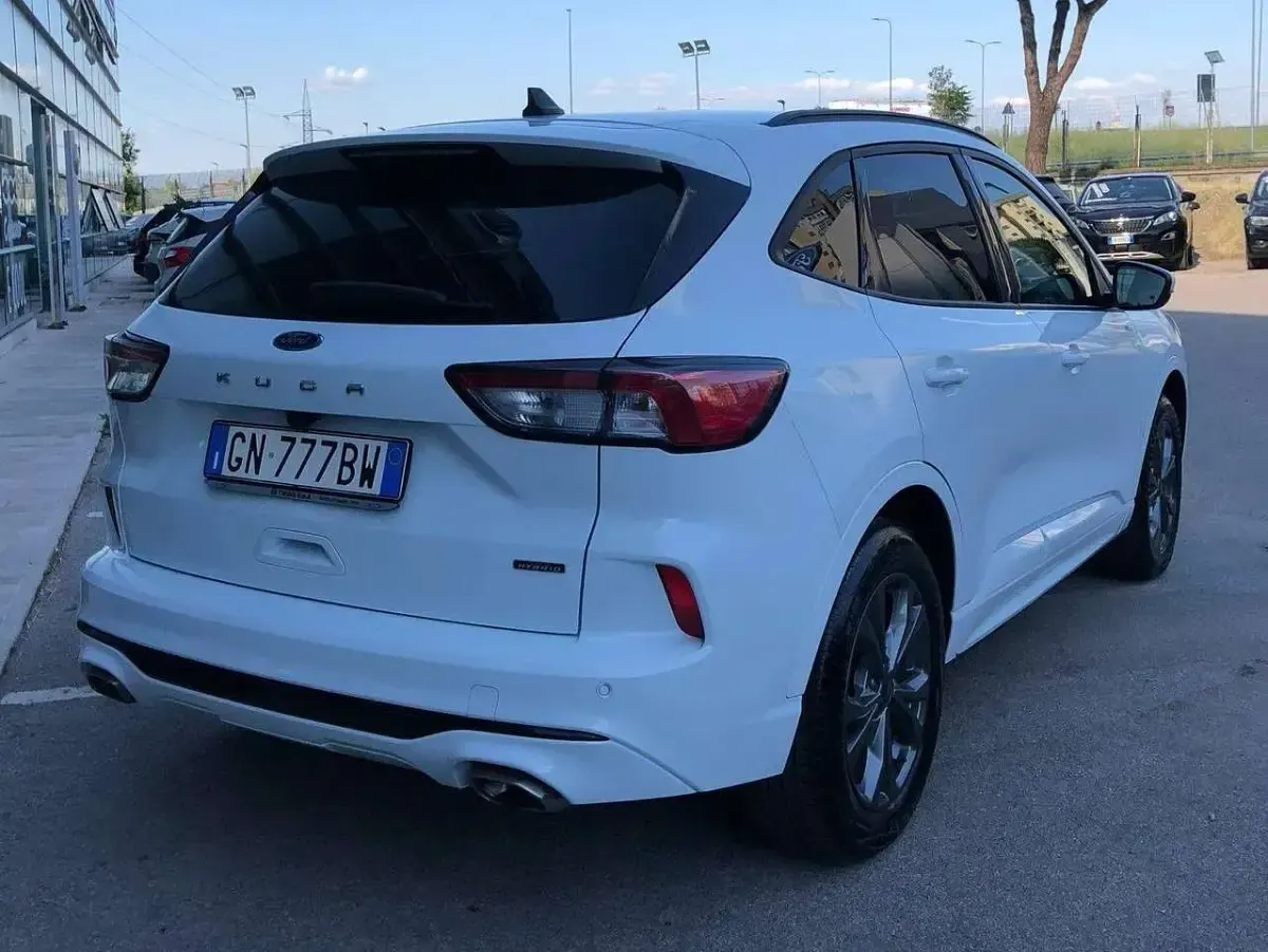Usata Ford Kuga ST-Line X 152 CV (111 kW) 2023 Frozen white SUV