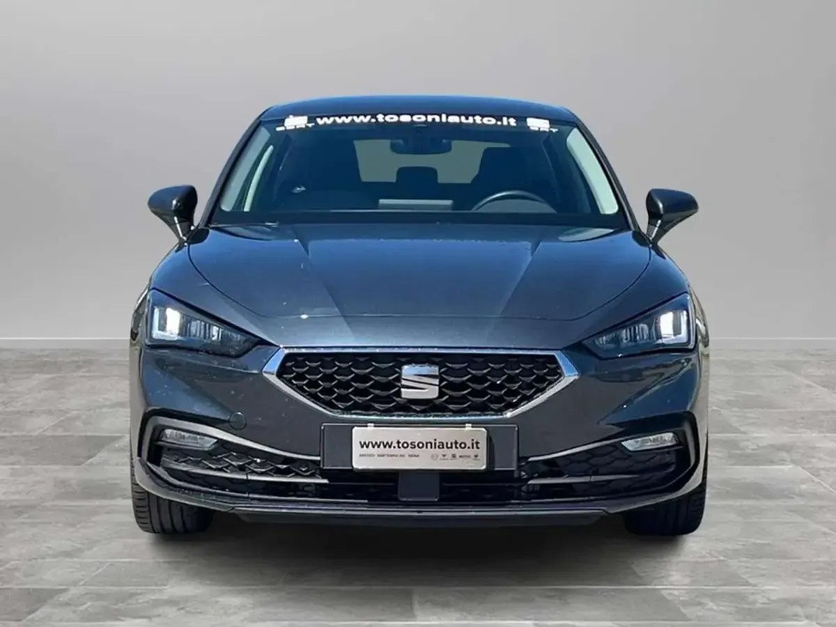 Käytetty Seat Leon Business 150 HP (110 kW) 2025 Magnetic tech Sedan