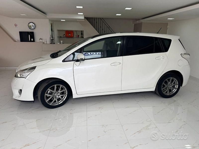 Usata Toyota Verso Active 124 CV (91 kW) 2013 Bianco Monovolume