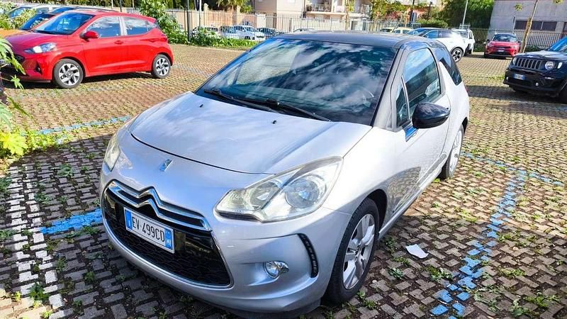 Grigio Usata 2014 Citroën DS3 So Chic Tre volumi | 4600 € (Ottimo prezzo) - Immagine 1/4