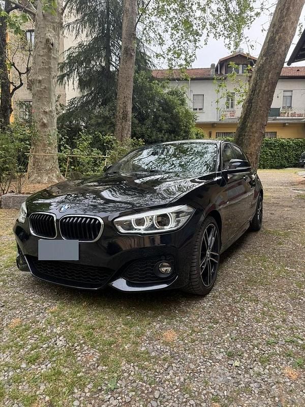 Begagnad BMW 118 2017 Svart Halvkombi