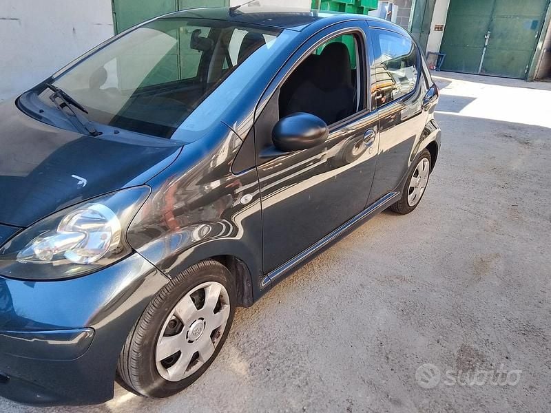 Usata Toyota Aygo 67 CV (49 kW) 2008 Grigio Utilitaria