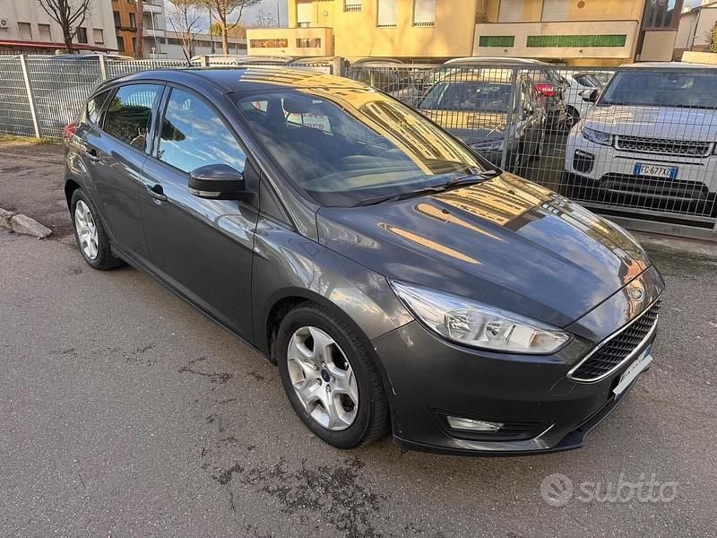 Grigio Usata 2016 Ford Focus Berlina | 6350 € (Ottimo prezzo) - Immagine 1/4
