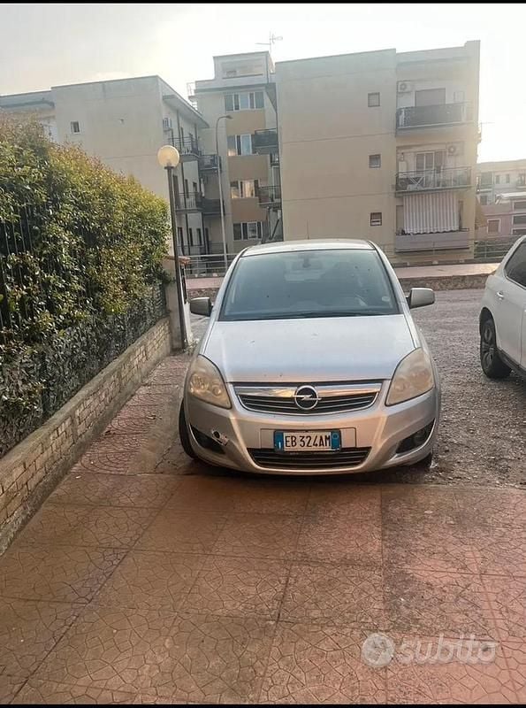 Usata Opel Zafira 2012 Grigio Monovolume