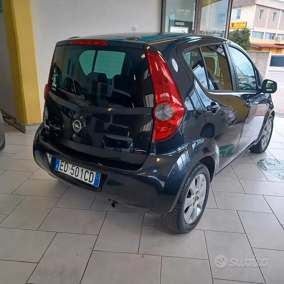 Usata Opel Agila 86 CV (63 kW) 2010 Nero Utilitaria