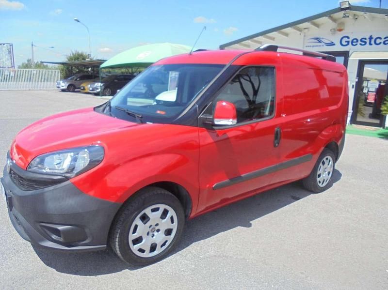 Usata Fiat Doblò Active 77 CV (56 kW) 2019 Rosso Monovolume