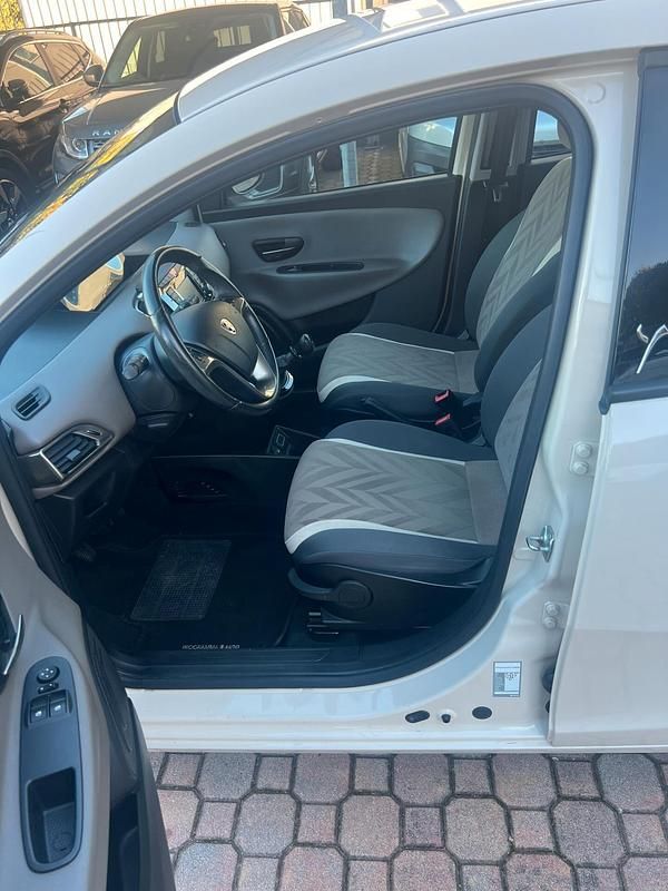 Bianco Usata 2017 Lancia Ypsilon Gold Due volumi | 8900 € (Buon prezzo) - Immagine 1/4