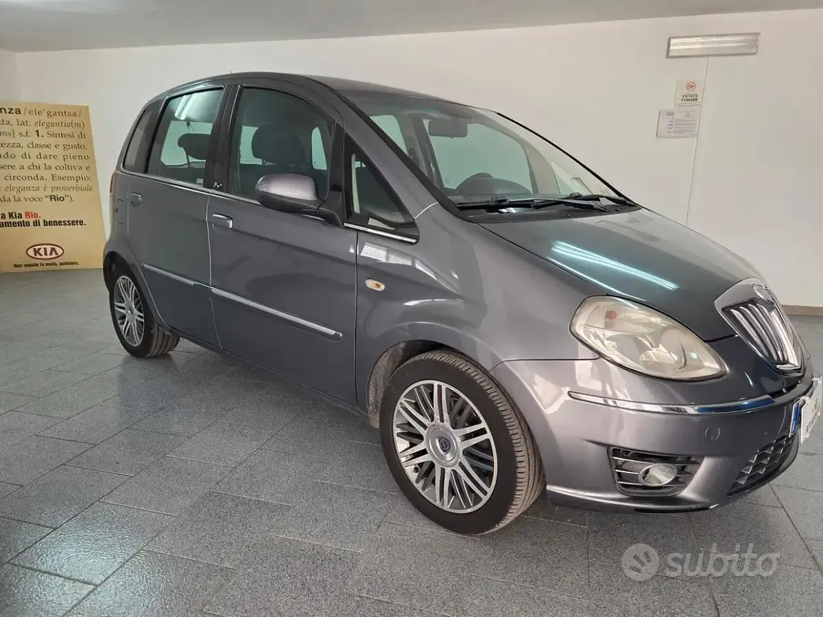 Usata Lancia Musa 120 CV (88 kW) 2010 Grigio Monovolume