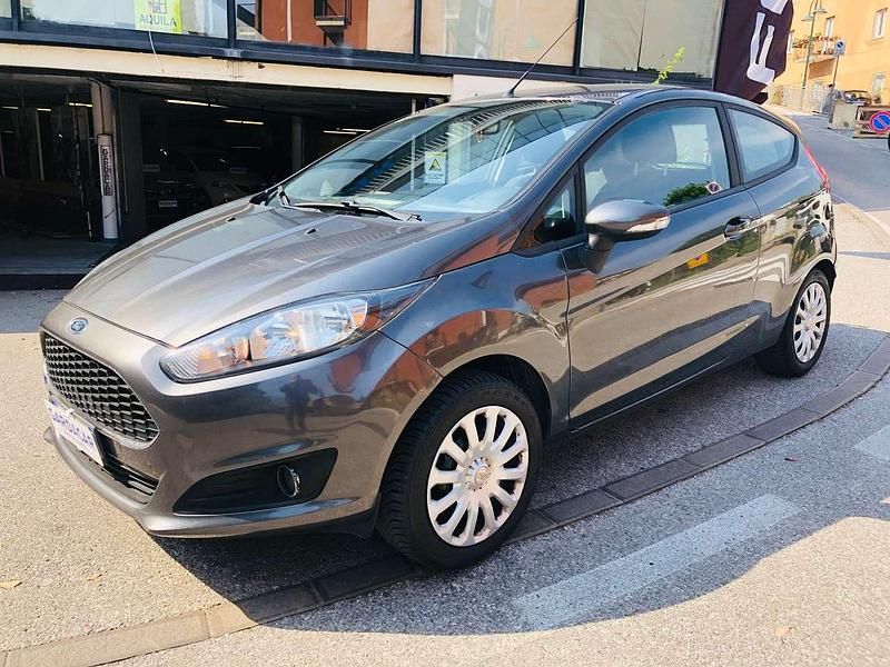 Usata Ford Fiesta 101 CV (74 kW) 2016 Grigio Berlina