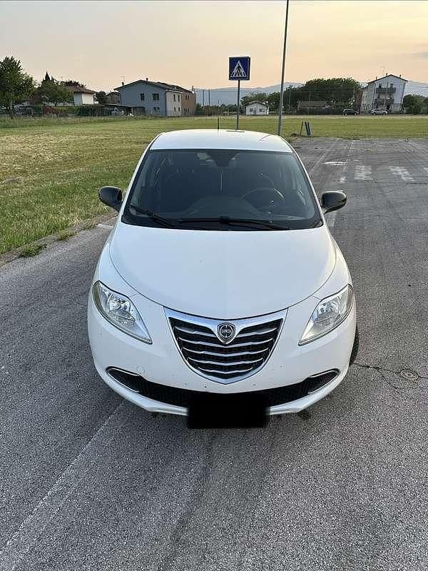 Usata Lancia Ypsilon Gold 69 CV (50 kW) 2015 Utilitaria