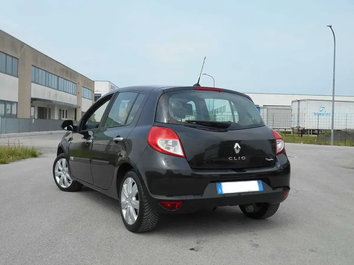 Usado Renault Clio II Dynamique 86 CV (63 kW) 2009 Negro Berlina