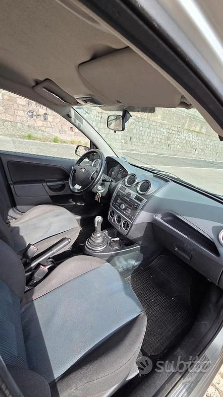 Usata Ford Fiesta 68 CV (50 kW) 2004 Berlina