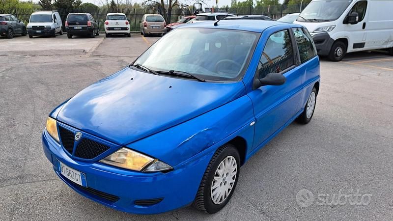 Begagnad Lancia Ypsilon 80 HK (58 kW) 2001 Blå Halvkombi