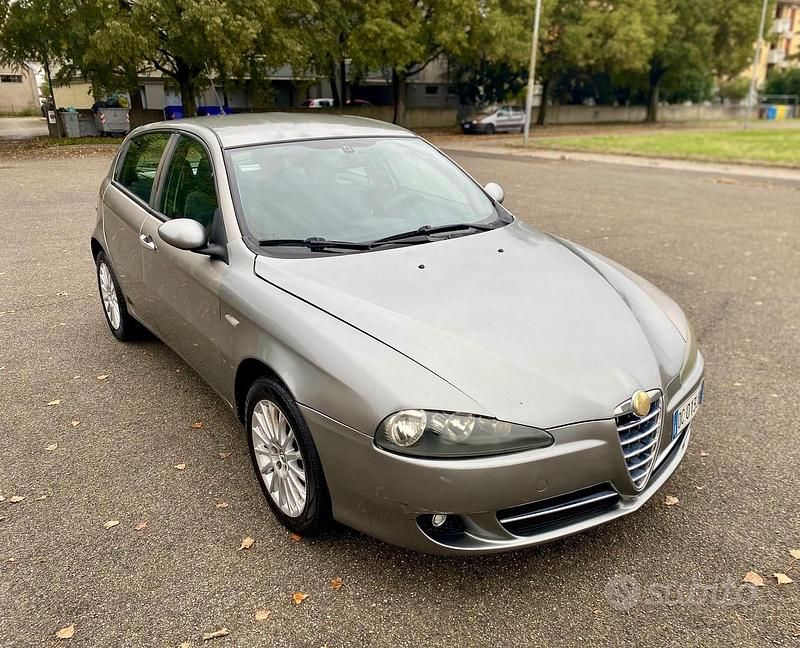 Usata Alfa Romeo 147 Distinctive 104 CV (76 kW) 2006 Marrone Utilitaria