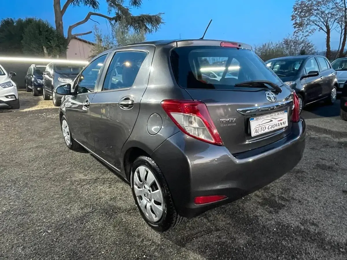 Usata Toyota Yaris Lounge 89 CV (65 kW) 2014 Grigio Utilitaria