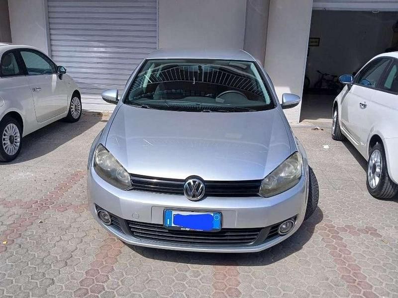 Argento Usata 2010 VW Golf VI Trendline Tre volumi | 5590 € (Cara) - Immagine 1/4
