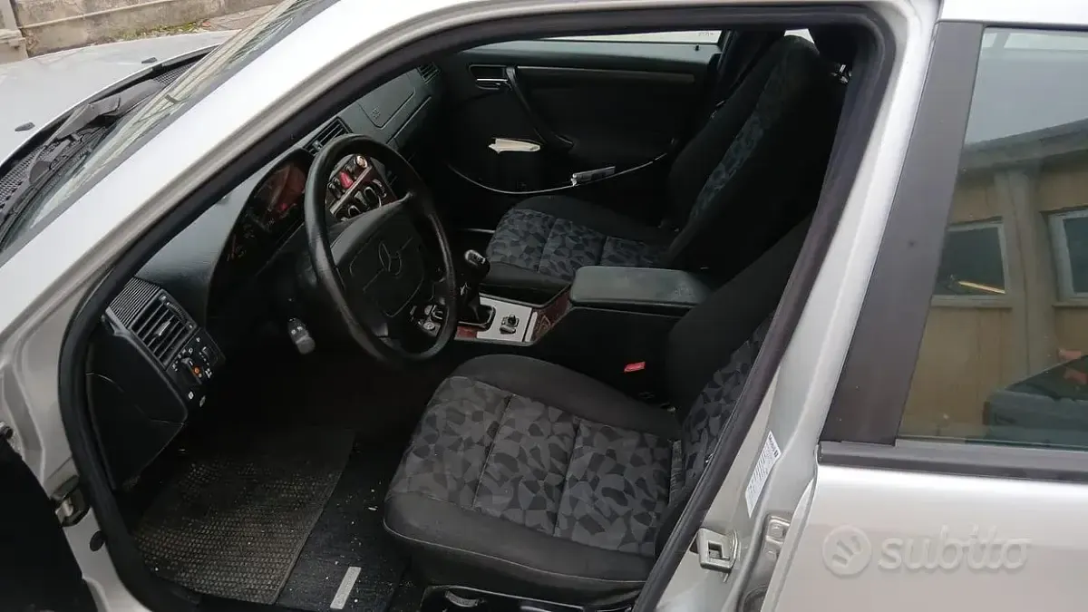 Usata Mercedes C220 192 CV (141 kW) 1998 Grigio Berlina