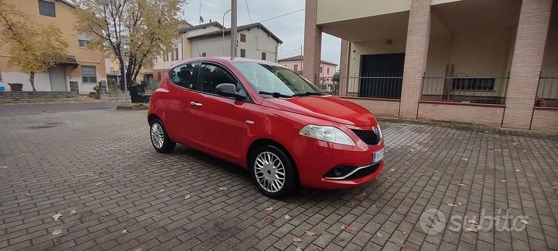 Usata Lancia Ypsilon Silver 69 CV (50 kW) 2015 Rosso Utilitaria