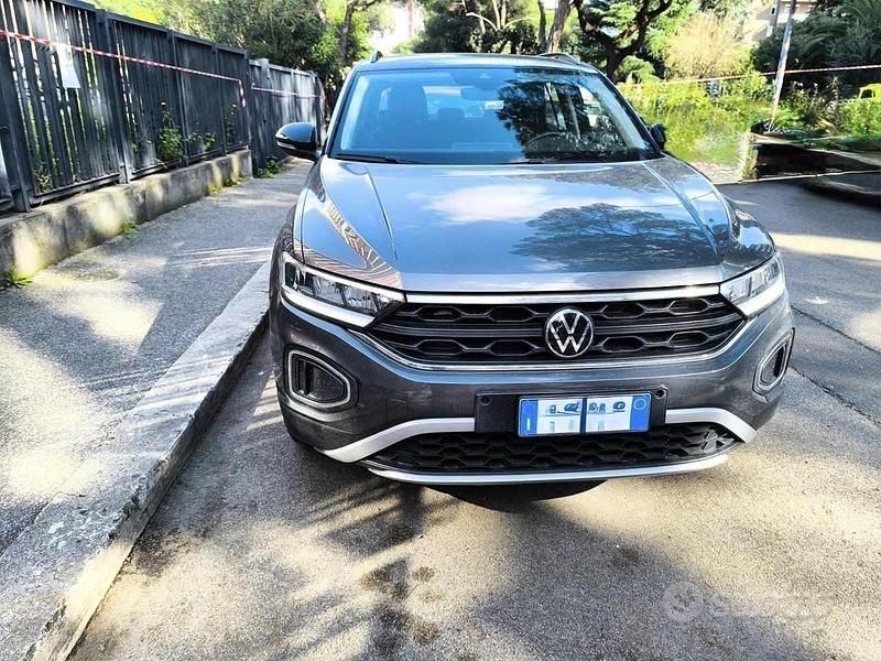 Usata VW T-Roc Life 110 CV (80 kW) 2023 Grigio SUV