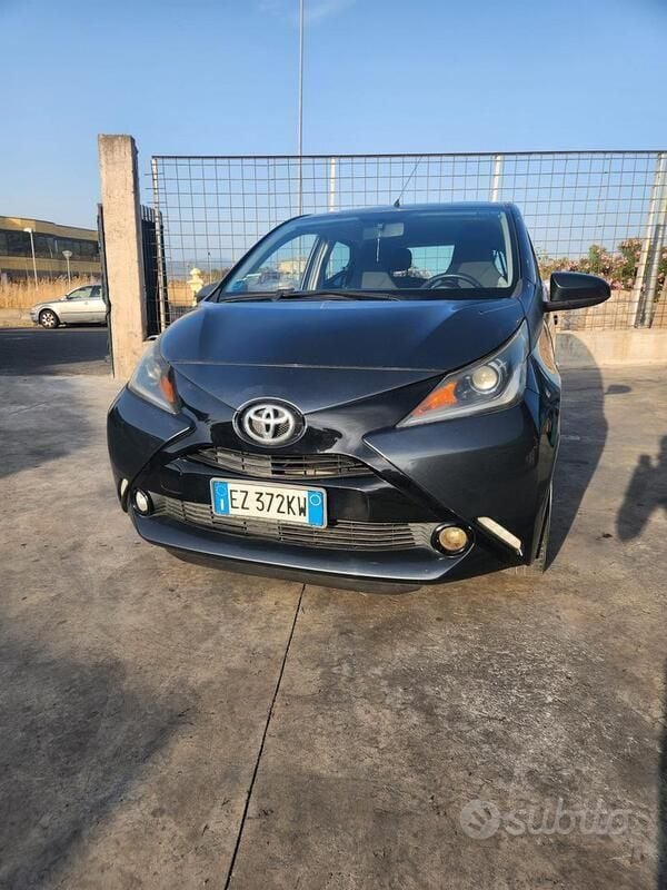 Grigio Usata 2015 Toyota Aygo X-wave Due volumi | 6690 € (Cara) - Immagine 1/2