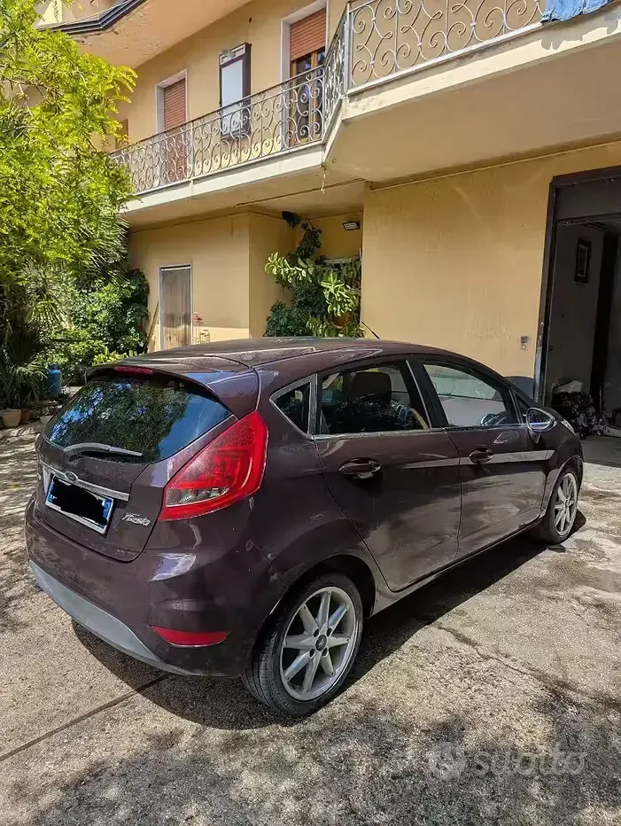Usata Ford Fiesta Titanium 68 CV (50 kW) 2010 Lilla Utilitaria