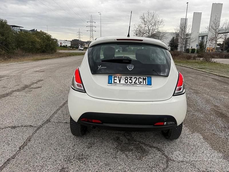 Usata Lancia Ypsilon Gold 85 CV (62 kW) 2014 Bianco Utilitaria