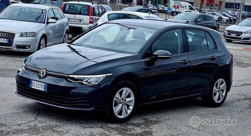 Usata VW Golf VIII Life 116 CV (85 kW) 2022 Grigio Berlina